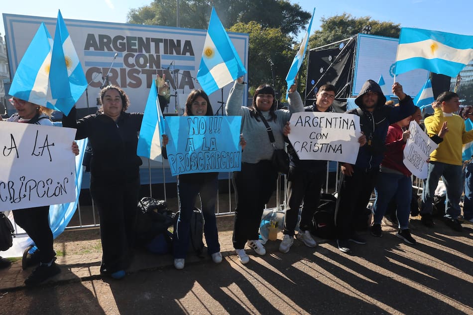 Acto en Plaza de Mayo por el 9 de Julio.