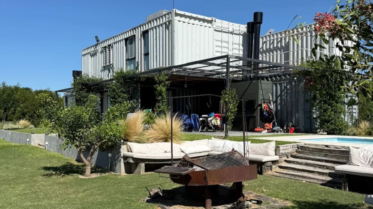 Una familia de Santa Fe construyó una casa sustentable frente al río con 11 containers.