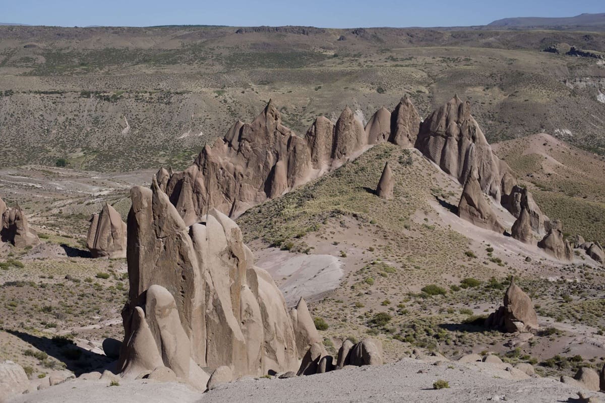 Rodeado de paisajes volcánicos, géiseres y aguas termales, Varvarco conserva una identidad rural única en el norte patagónico. En 2026, fue incorporado a un programa nacional que busca impulsar su desarrollo turístico y proyectarlo internacionalmente.