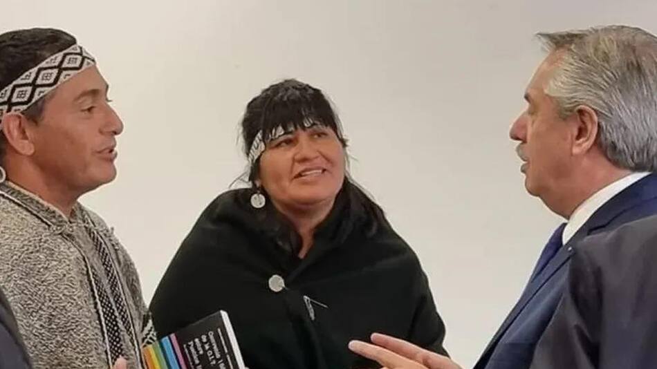 Alberto Fernández con los Mapuches en Vaca Muerta.