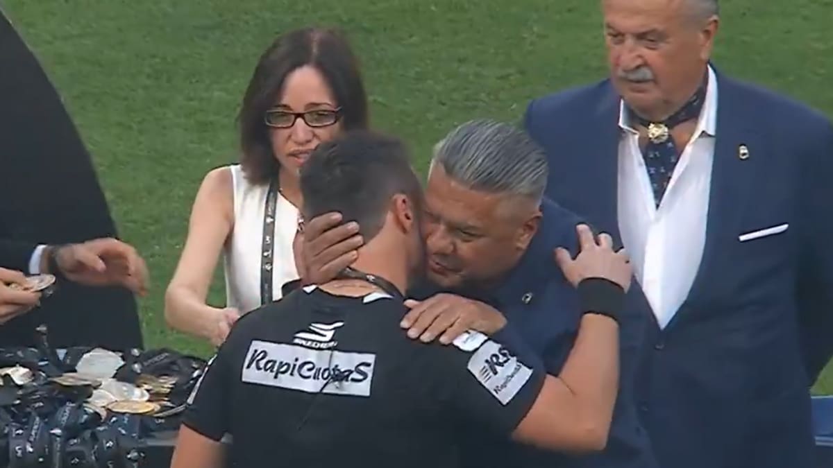 Polémica con Chiqui Tapia: se ausentó cuando premiaban a Estudiantes y reapareció para los árbitros y Rosario Central