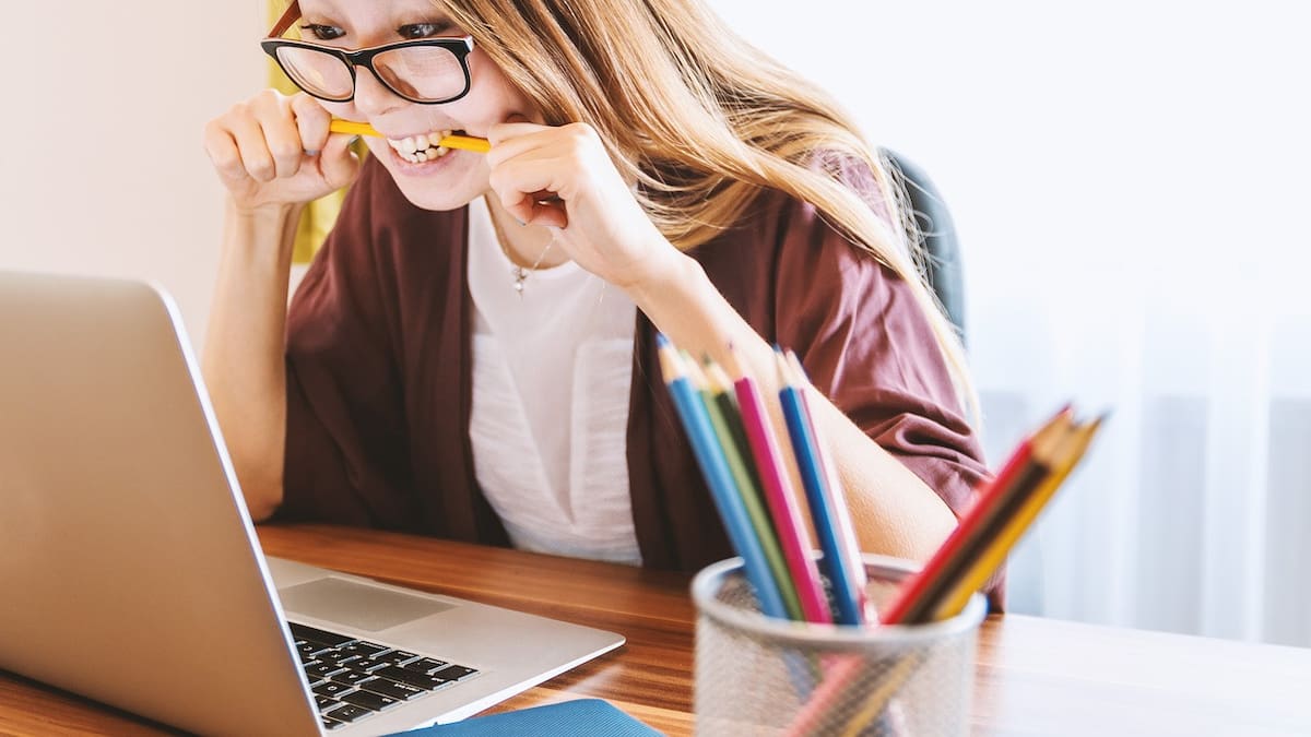 El truco definitivo para eliminar las manchas de Liquid Paper. Foto Unsplash.
