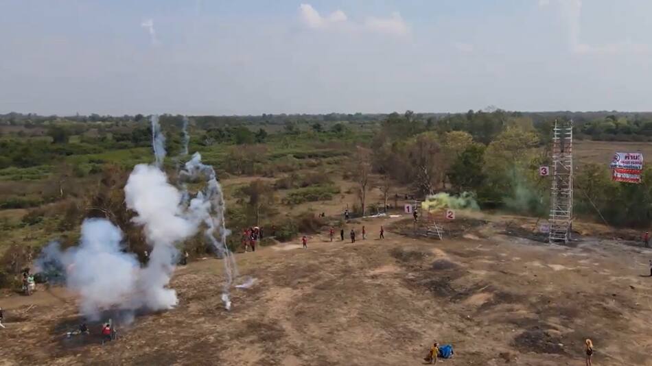 Festival de lanzamiento de cohetes caseros en Tailandia. Foto: captura de video.