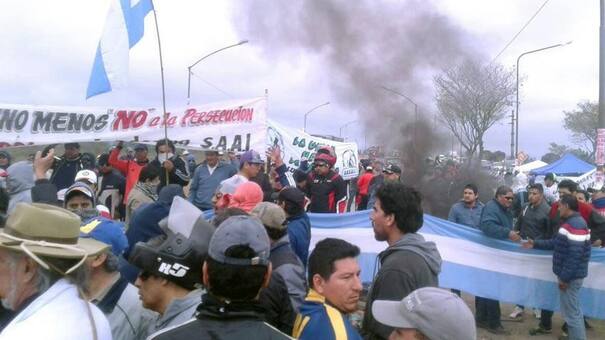 Disturbios entre la policía y trabajadores azucareros sobre Ruta Nacional 34