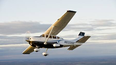 Un pasajero logró aterrizar una avioneta tras una emergencia médica del piloto. Foto: Pixabay.