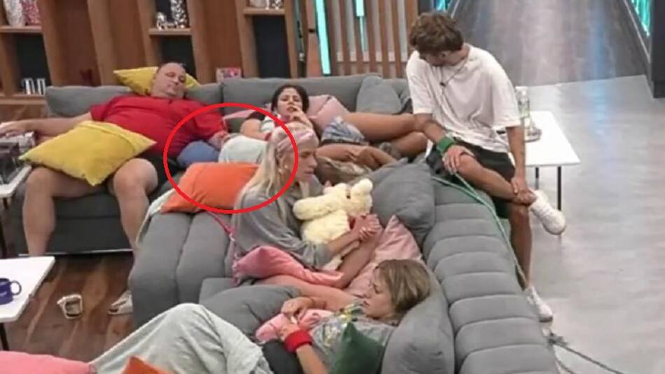 El momento que Ariel le da una nalgada a Romina. Foto: captura.