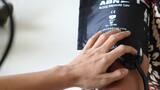 Para prevenir infartos y ACV: el nuevo valor de la presión que recomiendan los médicos para una vida sana