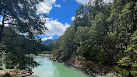 El río de la Patagonia que hipnotiza con su celeste vibrante. Foto canal26.com