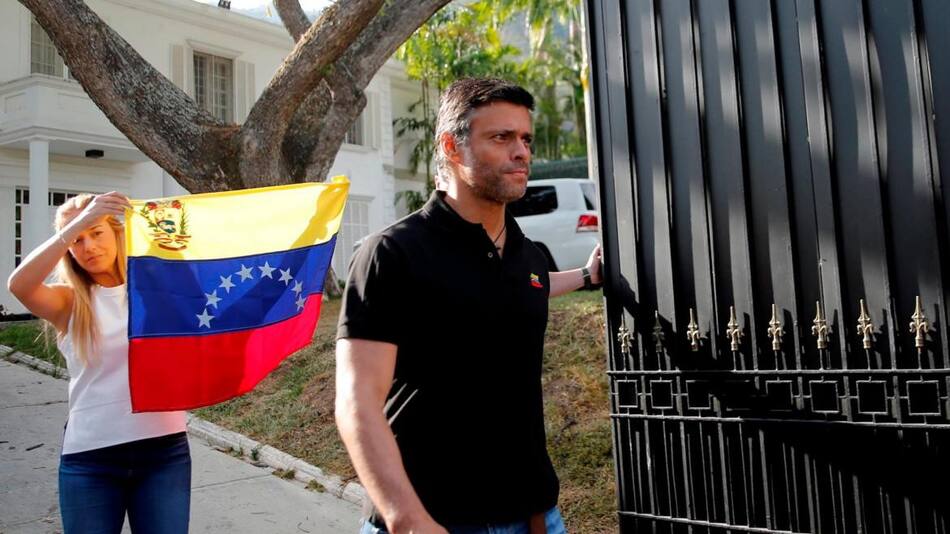 Leopoldo López saliendo de la embajada de España