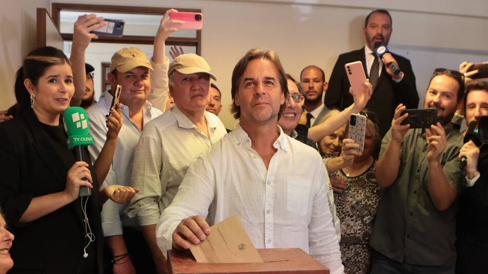 Luís Lacalle Pou ya emitió su voto. Foto: EFE.