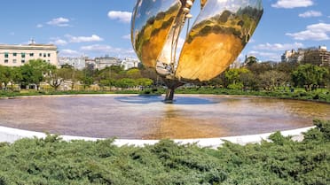 Buenos Aires recuperó uno de sus grandes símbolos, la Floralis Genérica: la historia de la primera escultura en movimiento