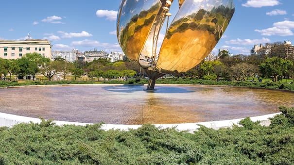 Buenos Aires recuperó uno de sus grandes símbolos, la Floralis Genérica: la historia de la primera escultura en movimiento