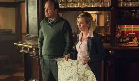 Lauren Lyle aparece como Dani Holliday junto a Rory Kinnear. Foto Netflix
