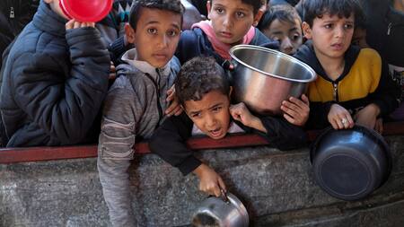 El hambre como "arma de guerra". Niños esperando comida en Gaza. Reuters