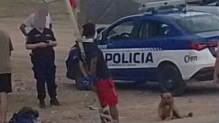 Atraparon a un ladrón y lo ataron a un poste. Foto: NA