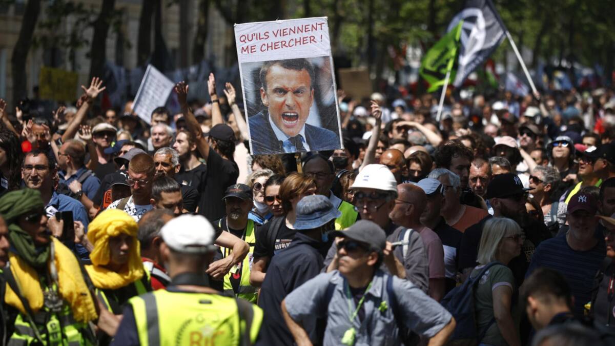 Protestas contra la reforma gubernamental del sistema de pensiones, este martes en París. Foto: EFE.