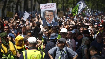 Protestas contra la reforma gubernamental del sistema de pensiones, este martes en París. Foto: EFE.