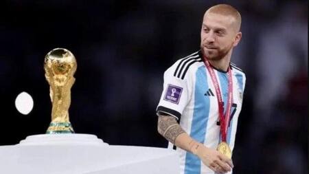 Papu Gómez en el momento de los premios en la Copa del Mundo. Foto: NA.