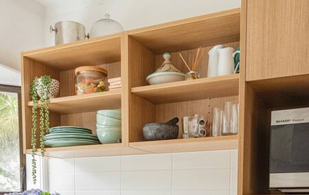 Las estanterías abiertas son la nueva tendencia de las cocinas. Foto: Unsplash.