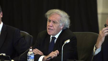 El secretario general de la Organización de los Estados Americanos (OEA), Luis Almagro, habla durante una sesión extraordinaria del Consejo Permanente sobre la situación en Perú