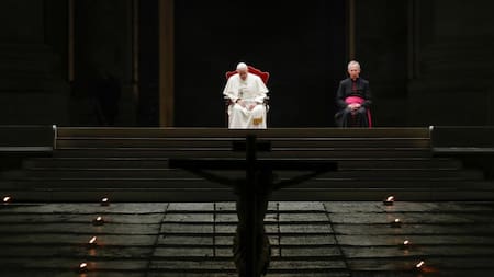 Papa Francisco en Viernes Santo en el Vaticano, REUTERS