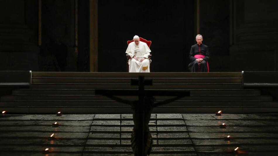 Papa Francisco en Viernes Santo en el Vaticano, REUTERS