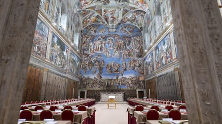 Todo preparado en la Capilla Sixtina, donde los cardenales votarán. Foto: EFE/Vatican Media