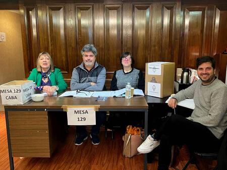 Mesa de votación en la Embajada de Inglaterra. Foto: Télam.