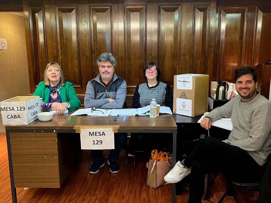 Mesa de votación en la Embajada de Inglaterra. Foto: Télam.