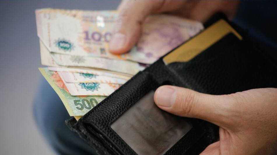 Muchas personas pueden dejar de recibir asignaciones familiares. Foto: NA