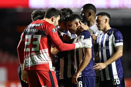 Discriminación en el partido entre Talleres y San Pablo. Foto: EFE/Isaac Fontana.