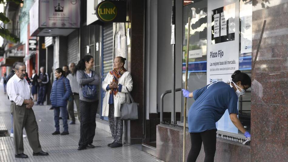 Cobro de jubilaciones, fila en bancos