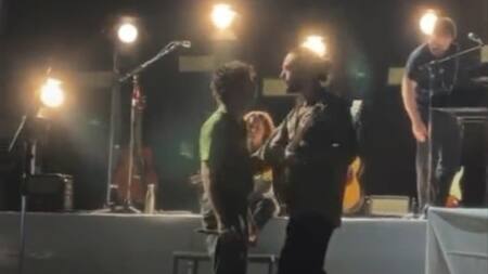 Beso entre el cantante y el guitarrista de The 1975 en un festival de Malasia. Foto: Captura de video.