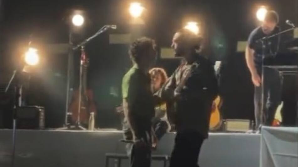 Beso entre el cantante y el guitarrista de The 1975 en un festival de Malasia. Foto: Captura de video.