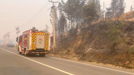 Un camión de bomberos circula en la zona de los incendios que afectan las regiones de Biobío y Ñuble en Chile. Foto: EFE
