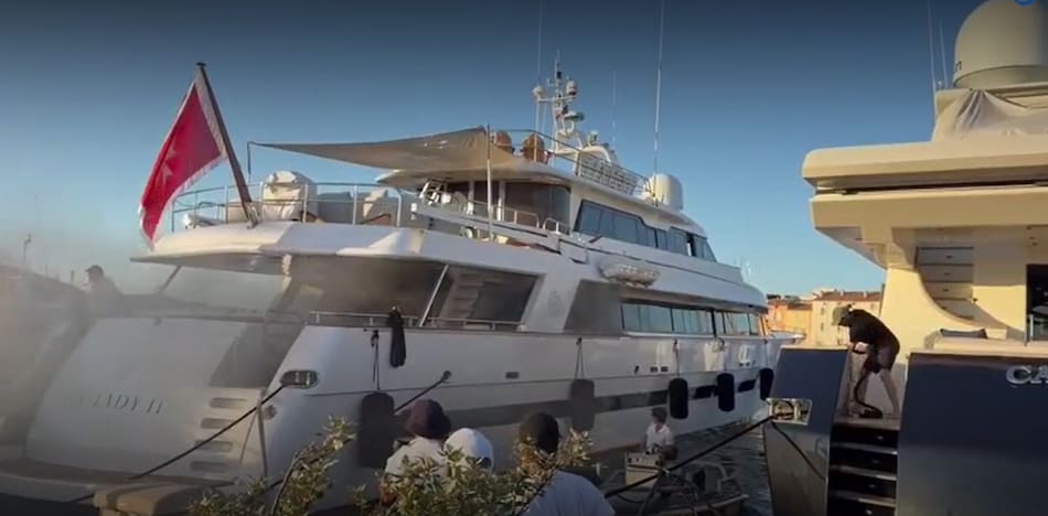 Incendio de un yate de un empresario argentino en la Riviera Francesa.