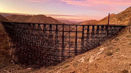Cómo es el puente ferroviario de madera más grande del mundo: una megaobra histórica abandonada en pleno desierto