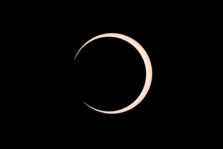 Eclipse solar anular 2024 desde la Isla de Pascua, Chile. Foto Reuters.