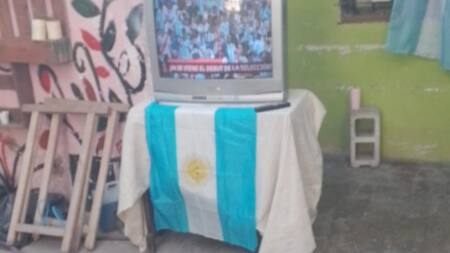 Sacó la tele a la vereda para que sus vecinos puedan ver el partido. Foto: Facebook.