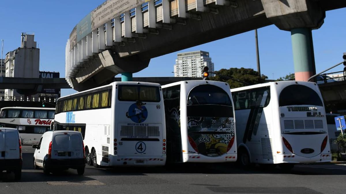 Segundo día de caos vehicular por protesta de choferes de micros en el Centro porteño