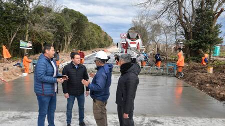 Andrés Watson supervisó los avances en la repavimentación y ampliación de la calle Cariboni.