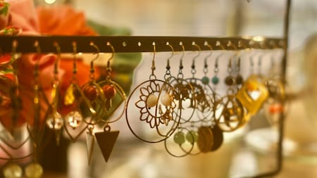 Los accesorios plateados son más discretos, pero repletos de misterio