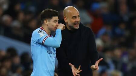 Julián Álvarez y Pep Guardiola. Foto: REUTERS.