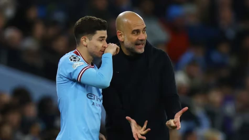Julián Álvarez y Pep Guardiola. Foto: REUTERS.