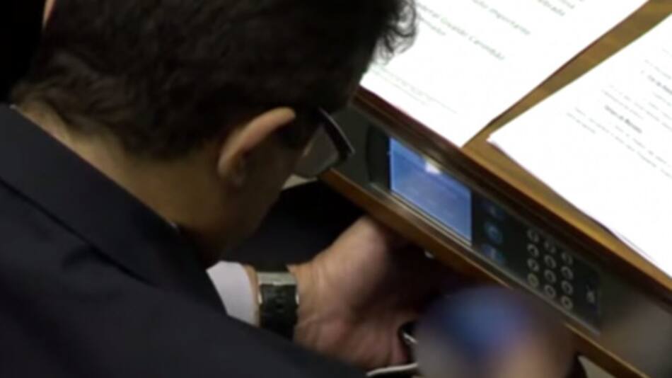 Diputado viendo un video porno