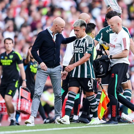 Lisandro Martínez se fue lesionado en la derrota del Manchester United. Foto: Instagram.