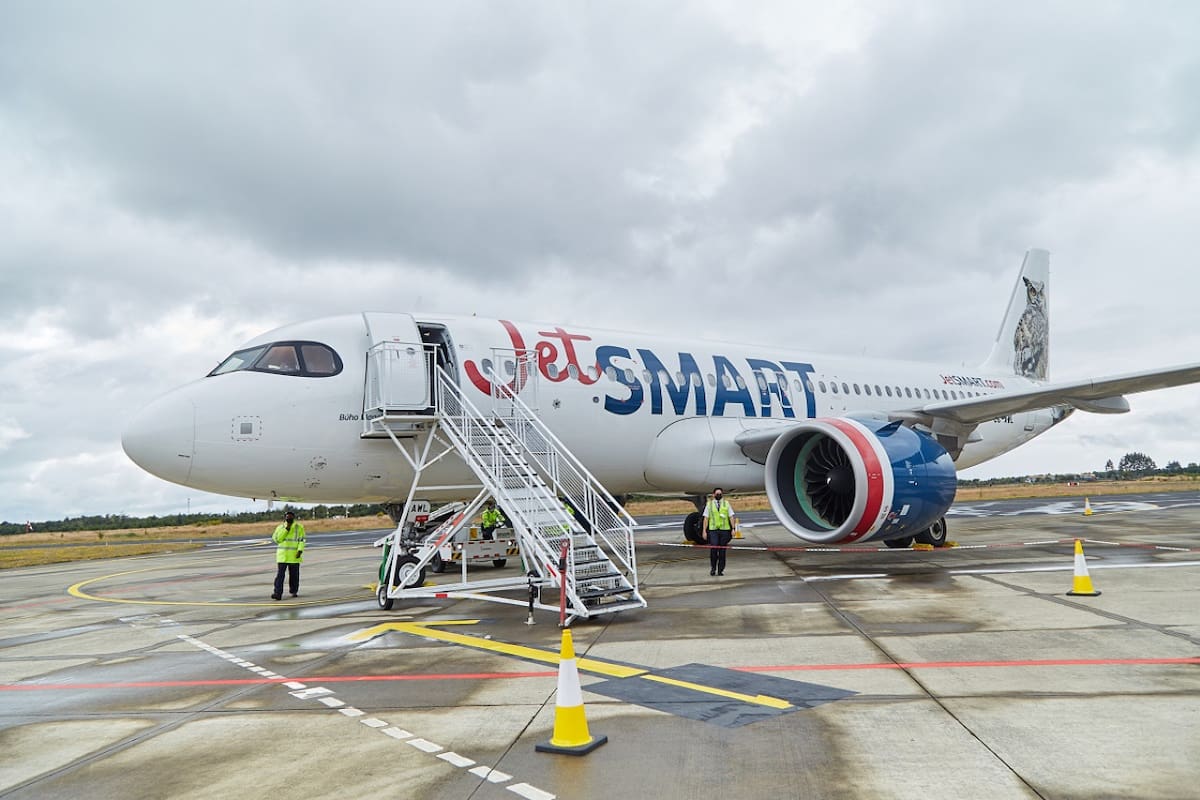 Avión de la aerolínea low cost JetSmart. Foto: X @VuelaJetSMART.