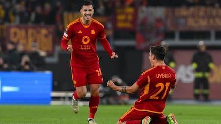 Festejo de Paredes y Dybala en el triunfo de la Roma por la Europa League. Foto: NA.