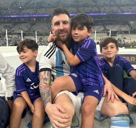 Lionel Messi junto a sus hijos en el Mundial de Qatar. Foto: Instagram (@antonelaroccuzzo).