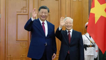 Xi Jinping con el secretario general de Partido Comunista de Vietnam. Foto: EFE.
